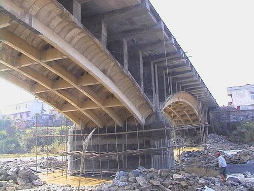 为什么用预应力碳纤维板进行加固桥梁呢？