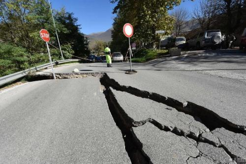 植筋胶在混凝土道路裂缝修补施工中不可或缺！