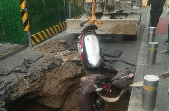 植筋加固｜郑州某地道路突然塌陷一对母女掉入坑内！